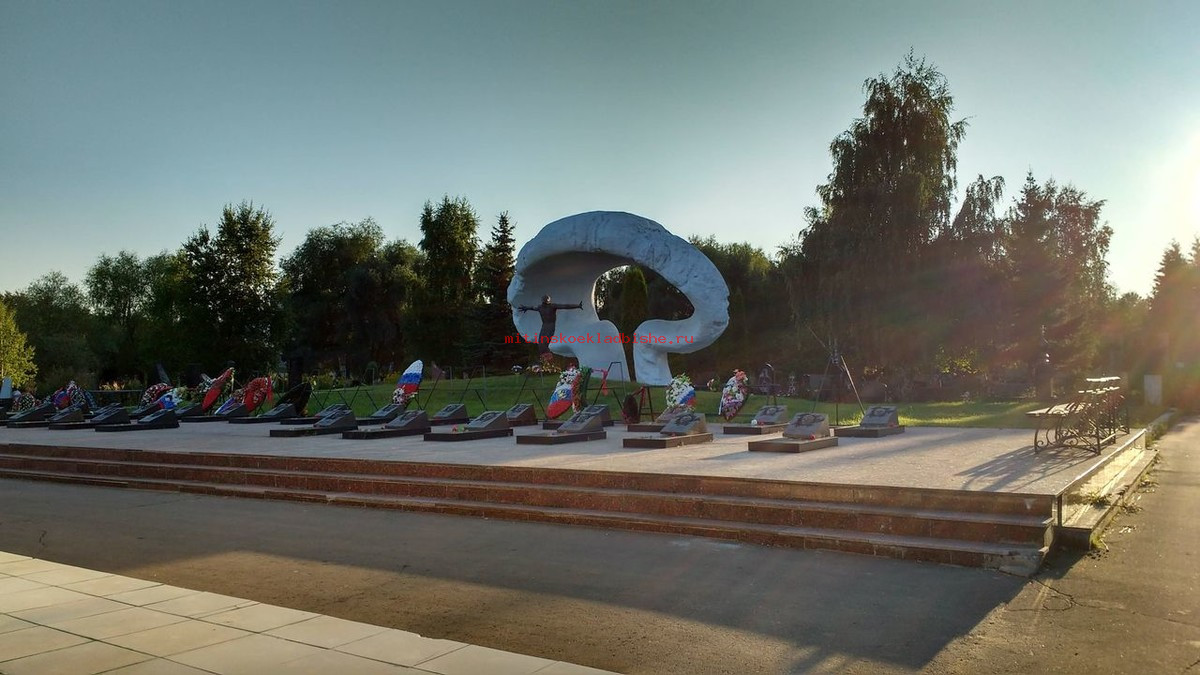 Памятник на Митинском кладбище ликвидаторам Чернобыльской аварии